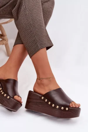 Sieviešu platforma un ķīļveida sandales ar zelta kniedēm Šokolādes Farinelle