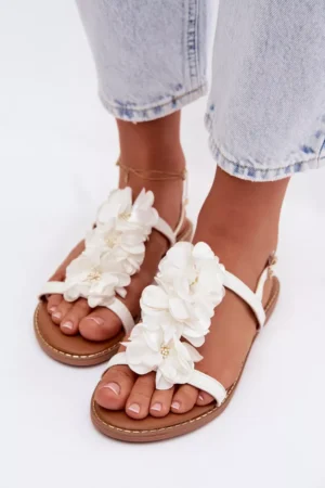 Sieviešu plakanās sandales ar dekoratīviem ziediem, baltas Noemia