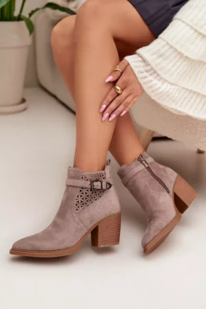 Sieviešu perforēti blokveida papēži ar perforētu rakstu un zelta sprādzi tumši smilškrāsā Deloriah