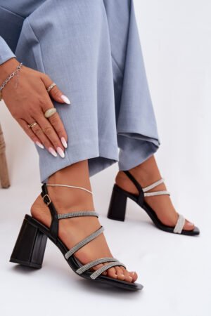 Sieviešu sandales ar platām papēdēm, siksnām un rhinestones Brelia