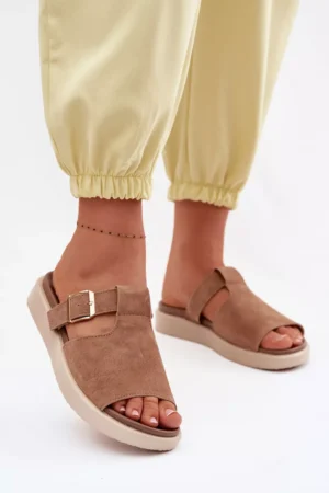 Sieviešu zamšādas sandales uz platformas ar zeltītu sprādzi Zemela Camel