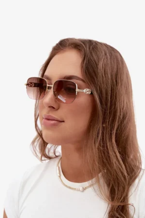 Saulesbrilles ar plānu ietvaru un UV filtru, rozā