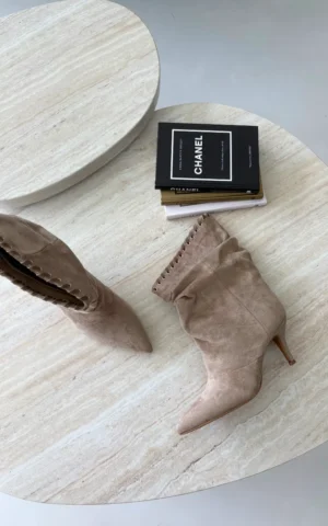 Bēšas krokota materiāla anklāboti ar augstu papēdi Herella